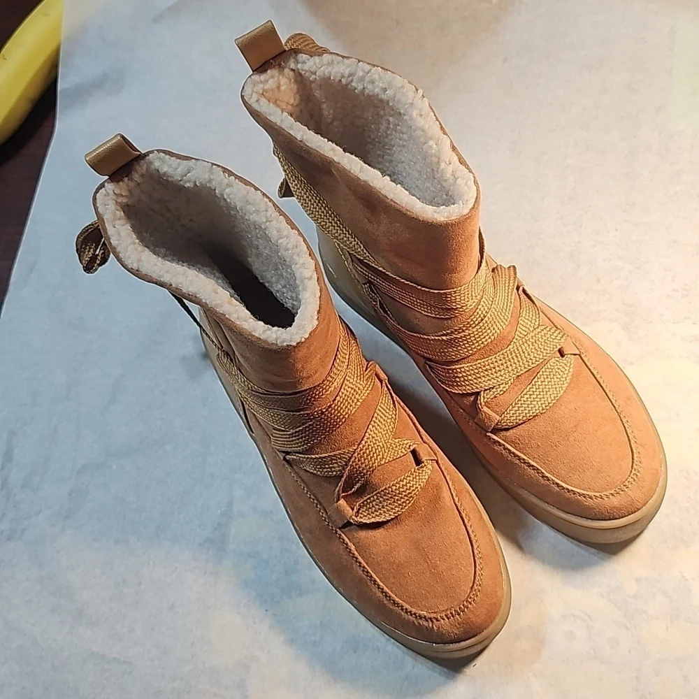 Universal Thread Lined Platform Boots 👢 NWT